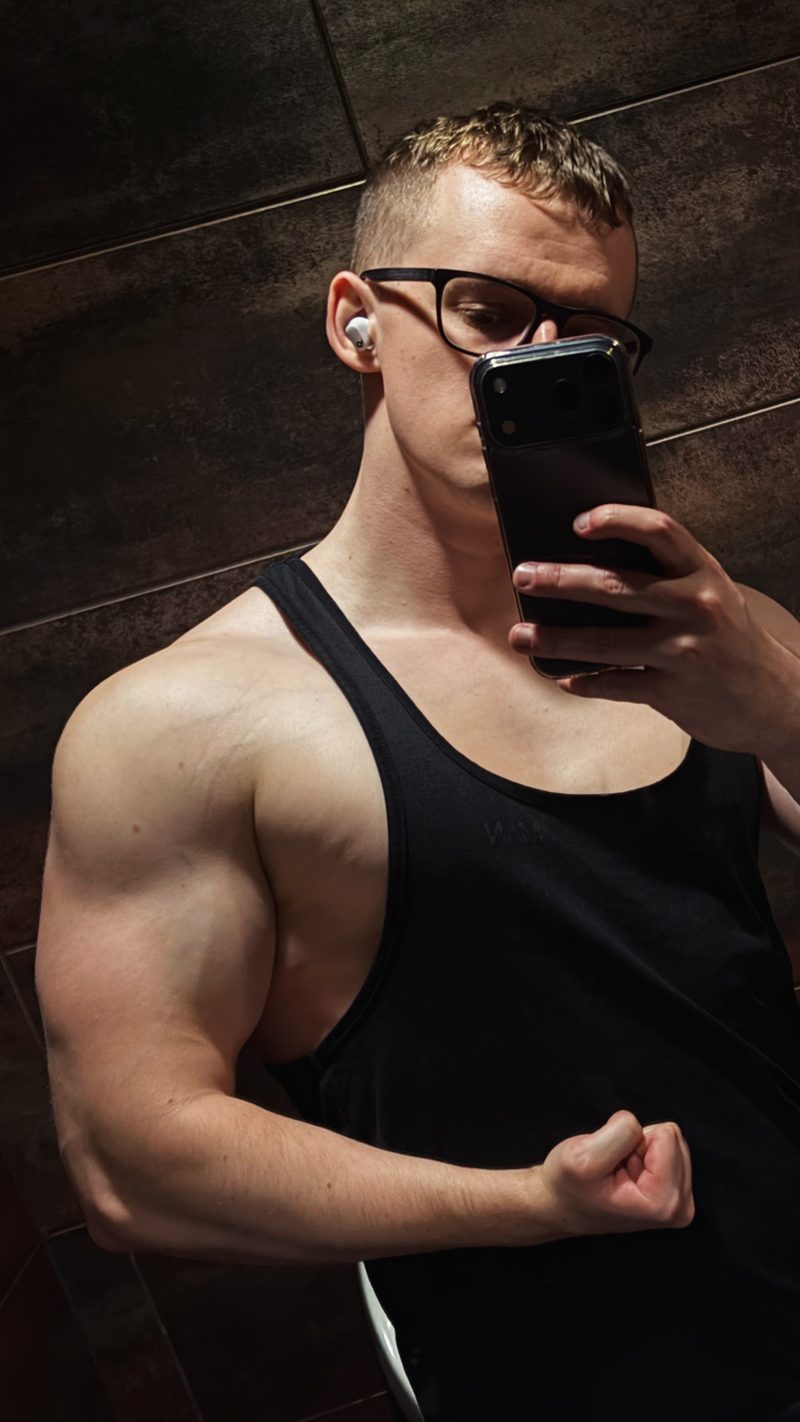 Brandon flexing in a gym mirror selfie